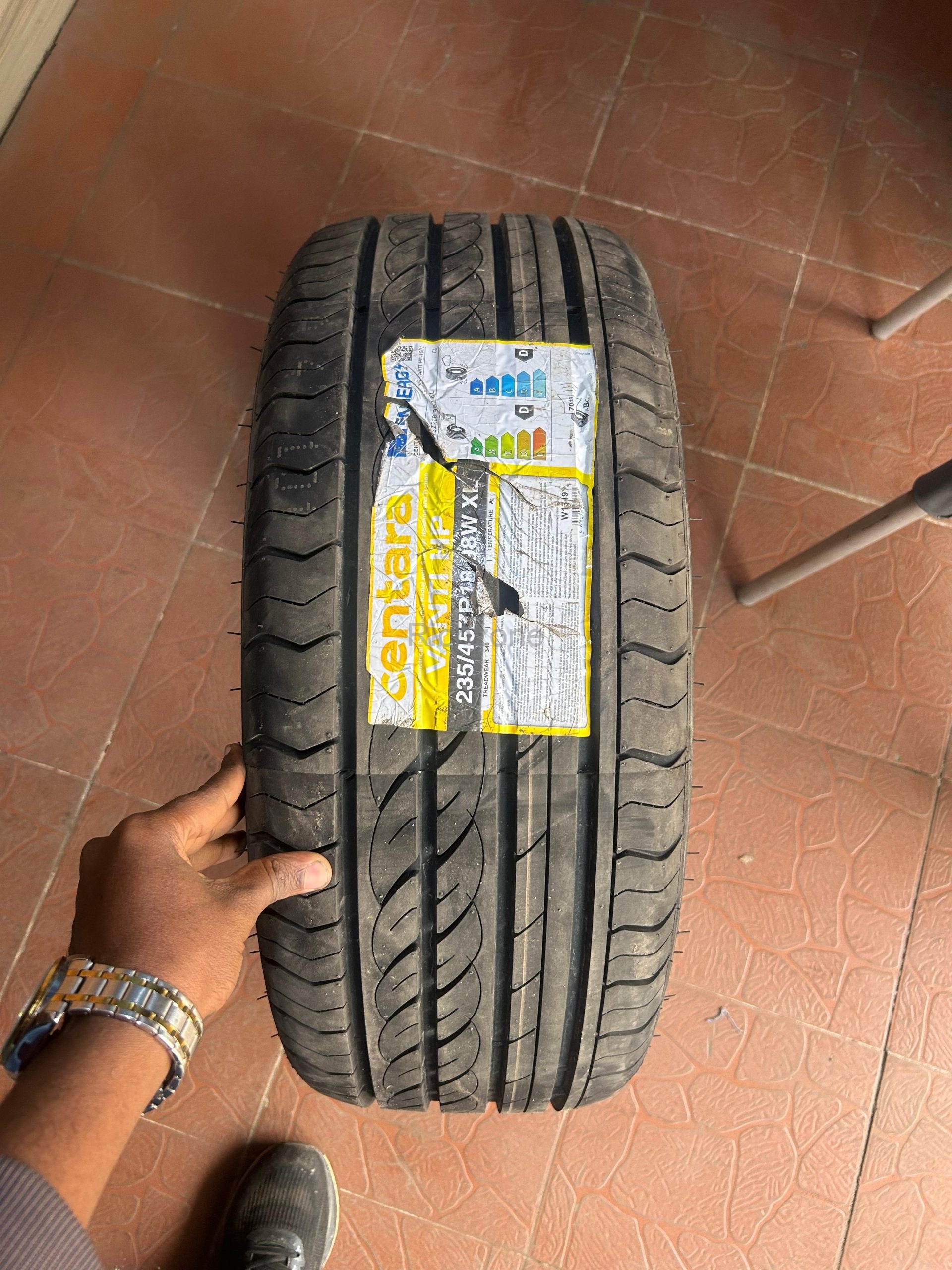 Centara 235/45R18