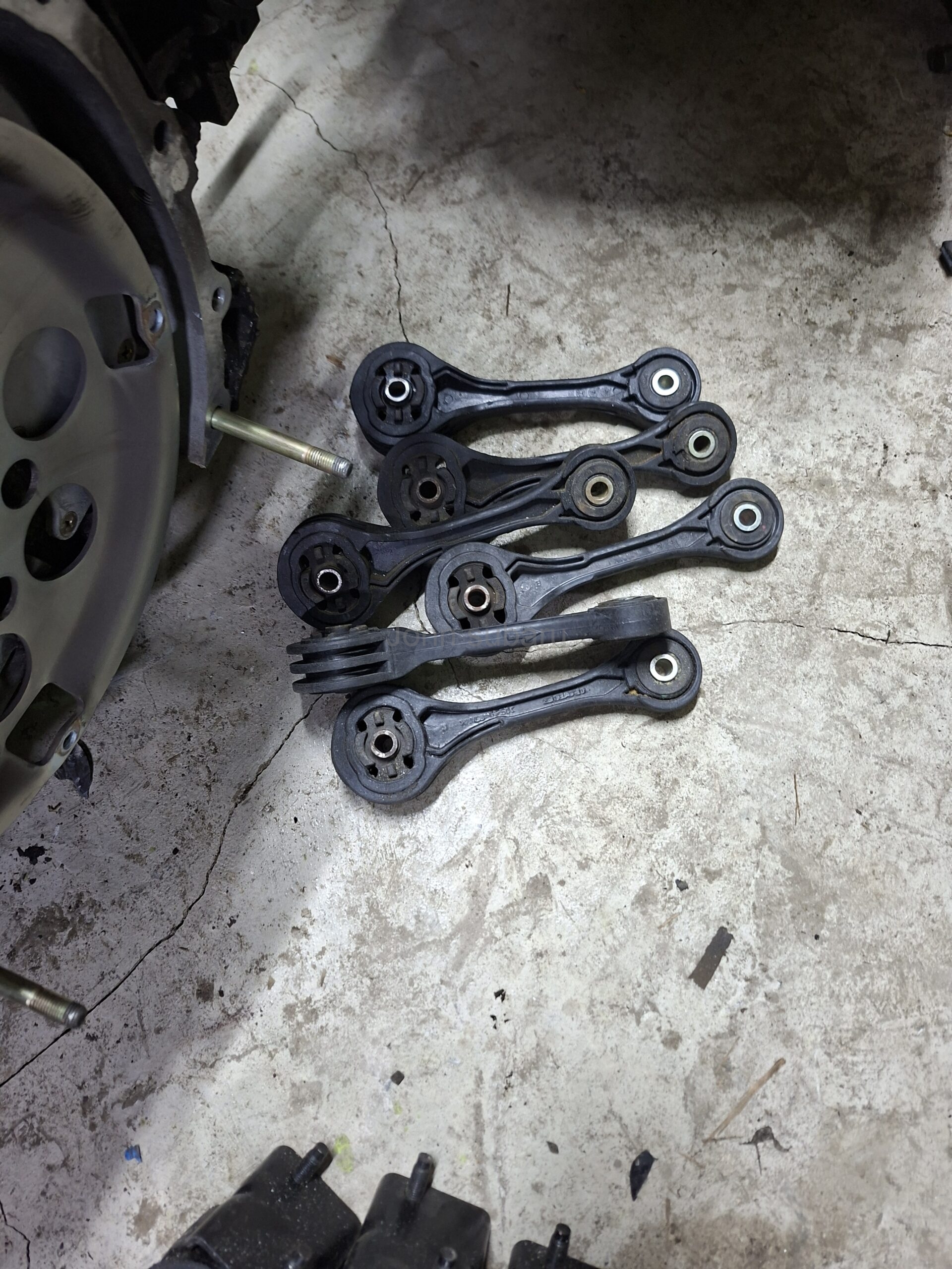 Subaru body mountings