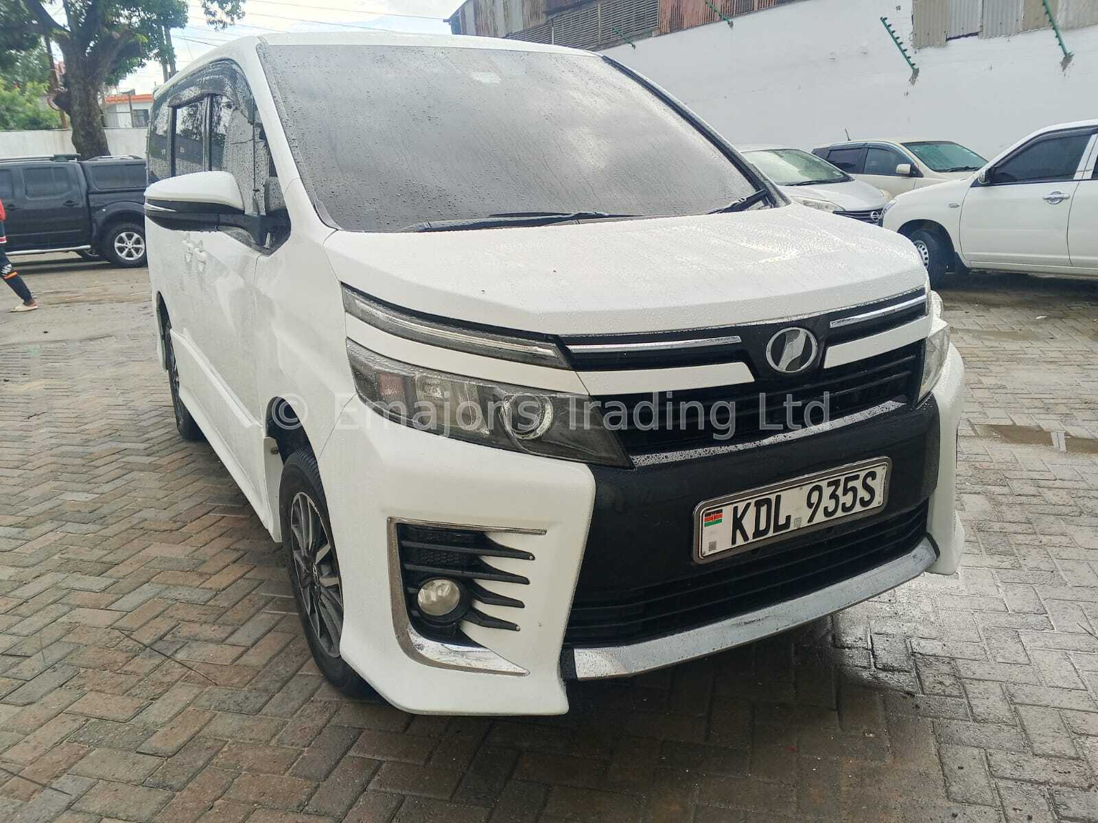 Toyota voxy KDL 2015 2000cc