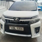 Toyota voxy KDL 2015 2000cc