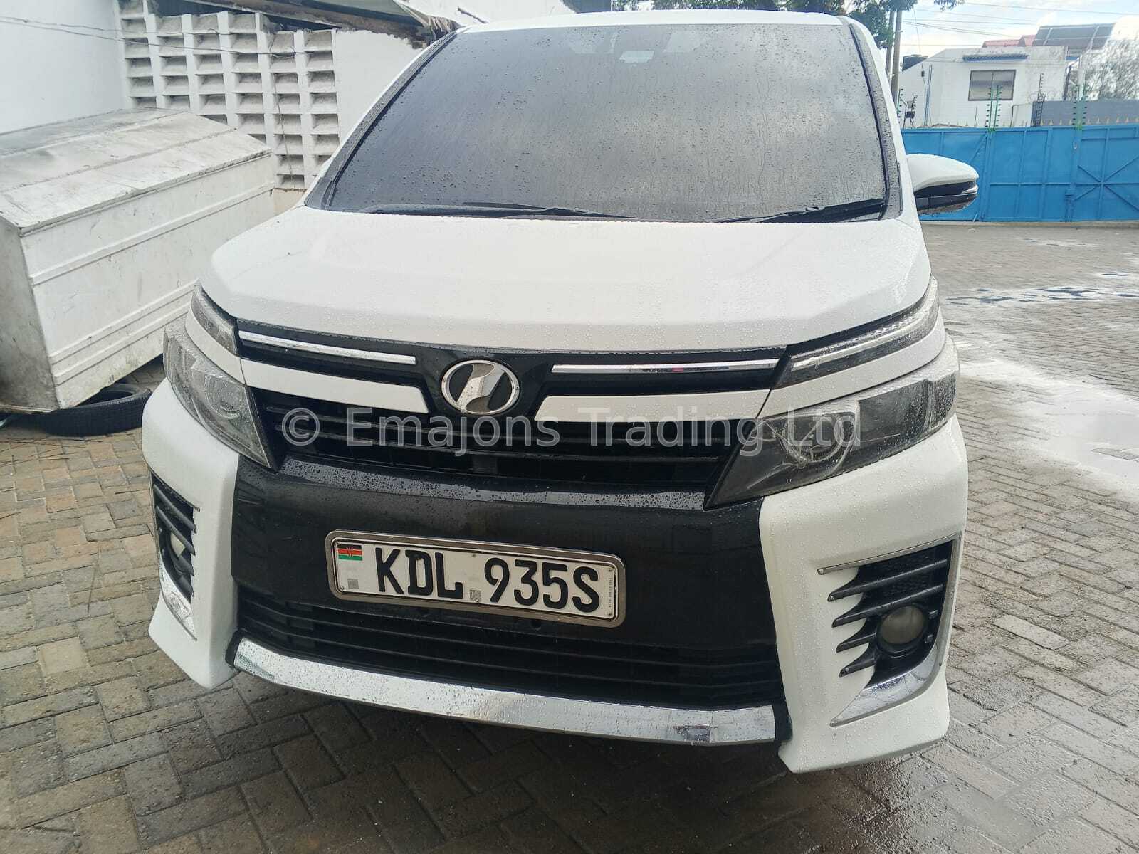 Toyota voxy KDL 2015 2000cc