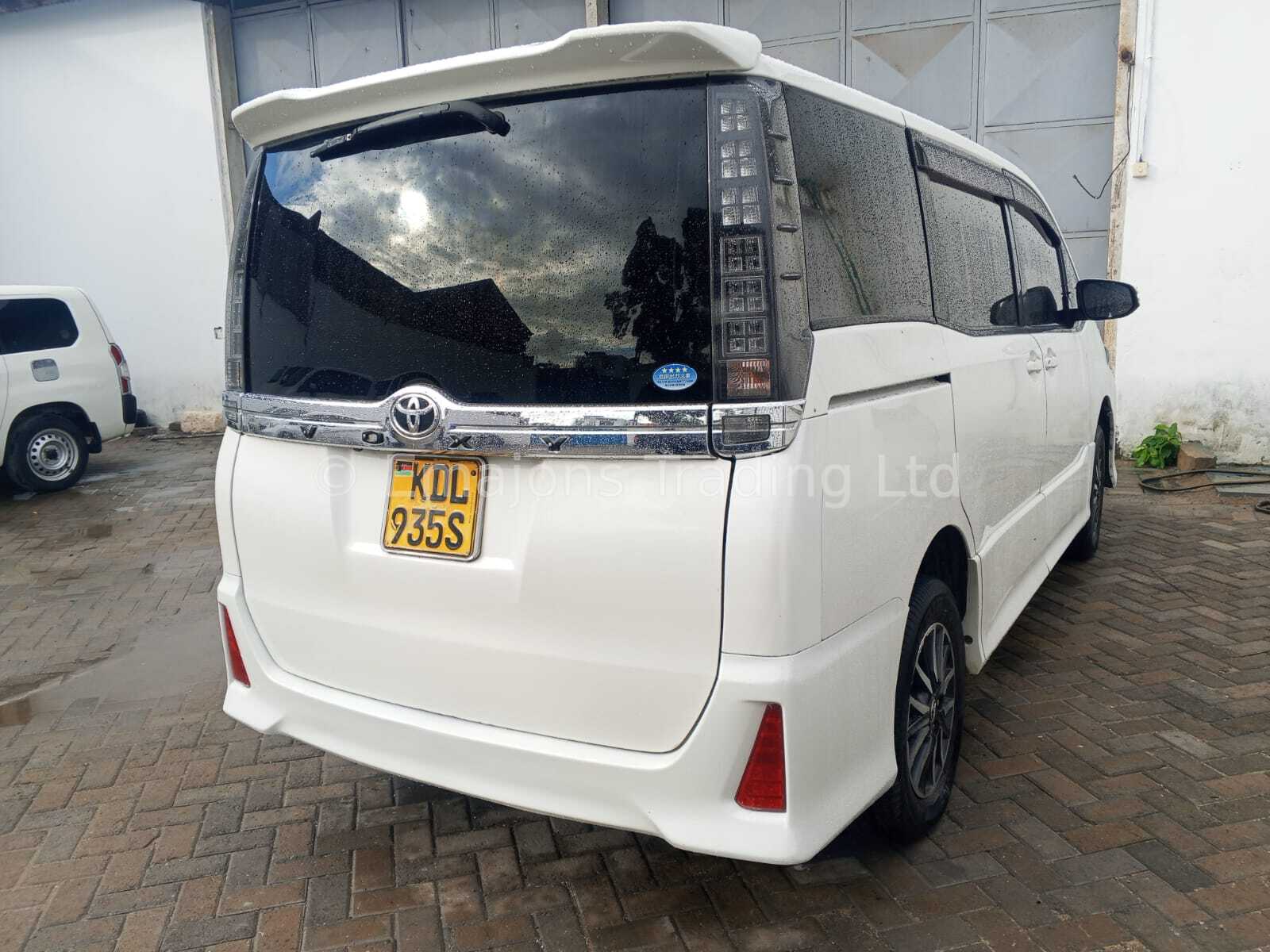 Toyota voxy KDL 2015 2000cc
