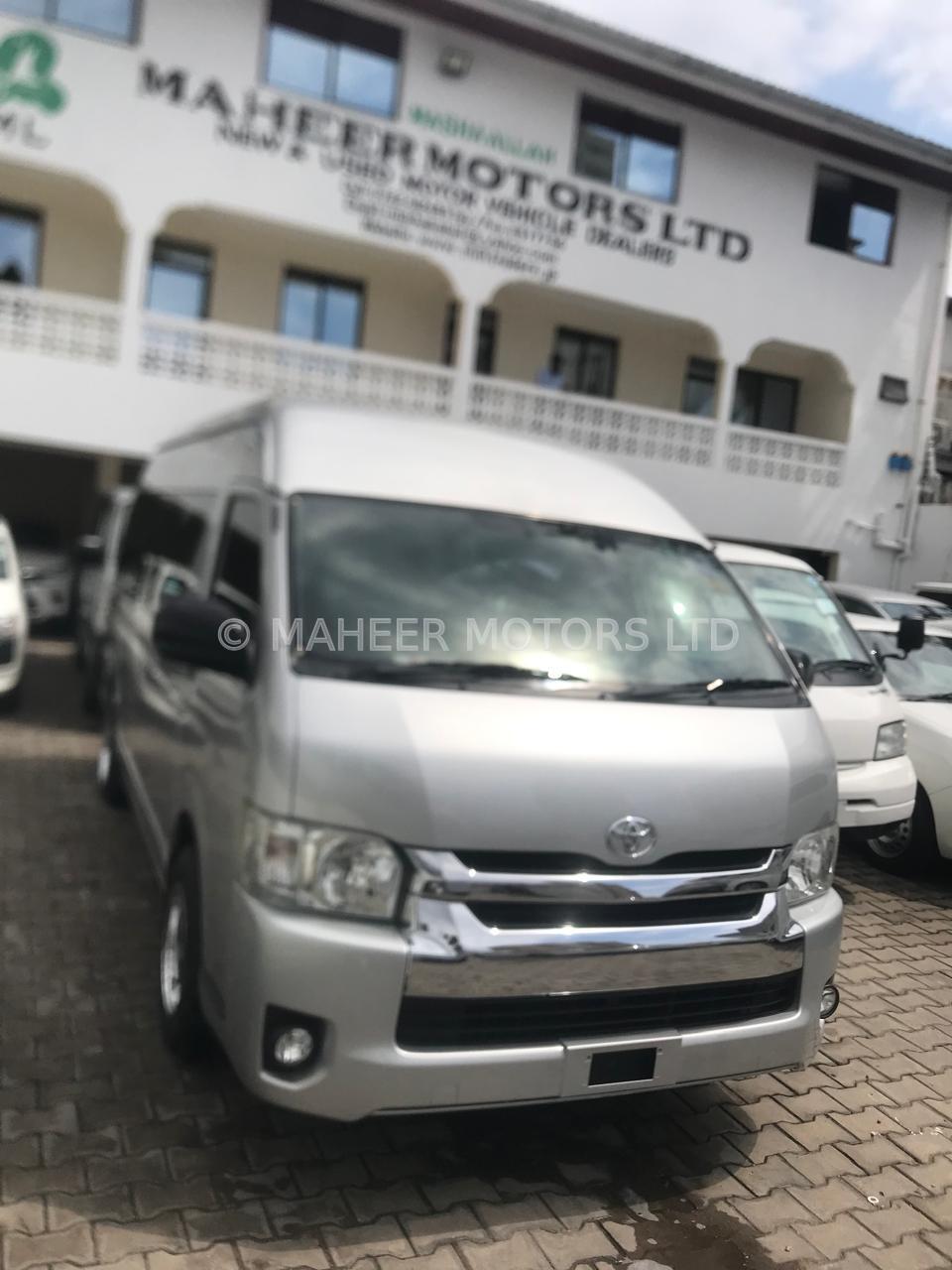 Toyota Hiace Commuter High Roof