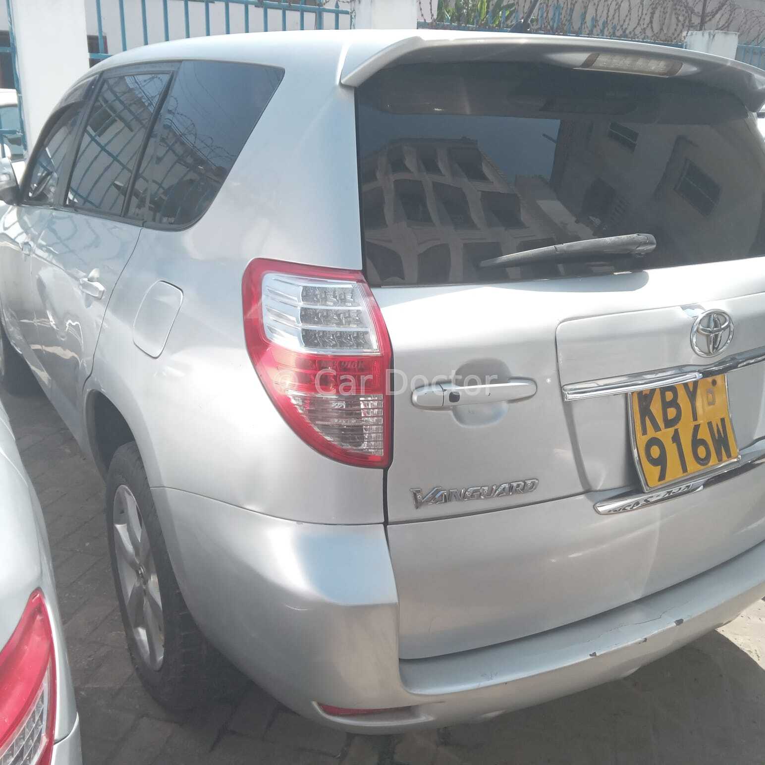 Toyota vanguard silver.. leather seats