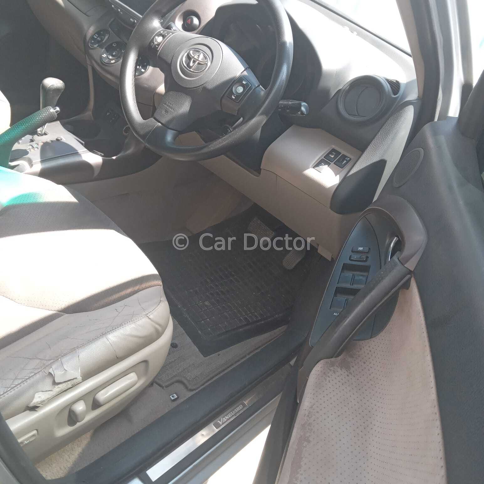 Toyota vanguard silver.. leather seats