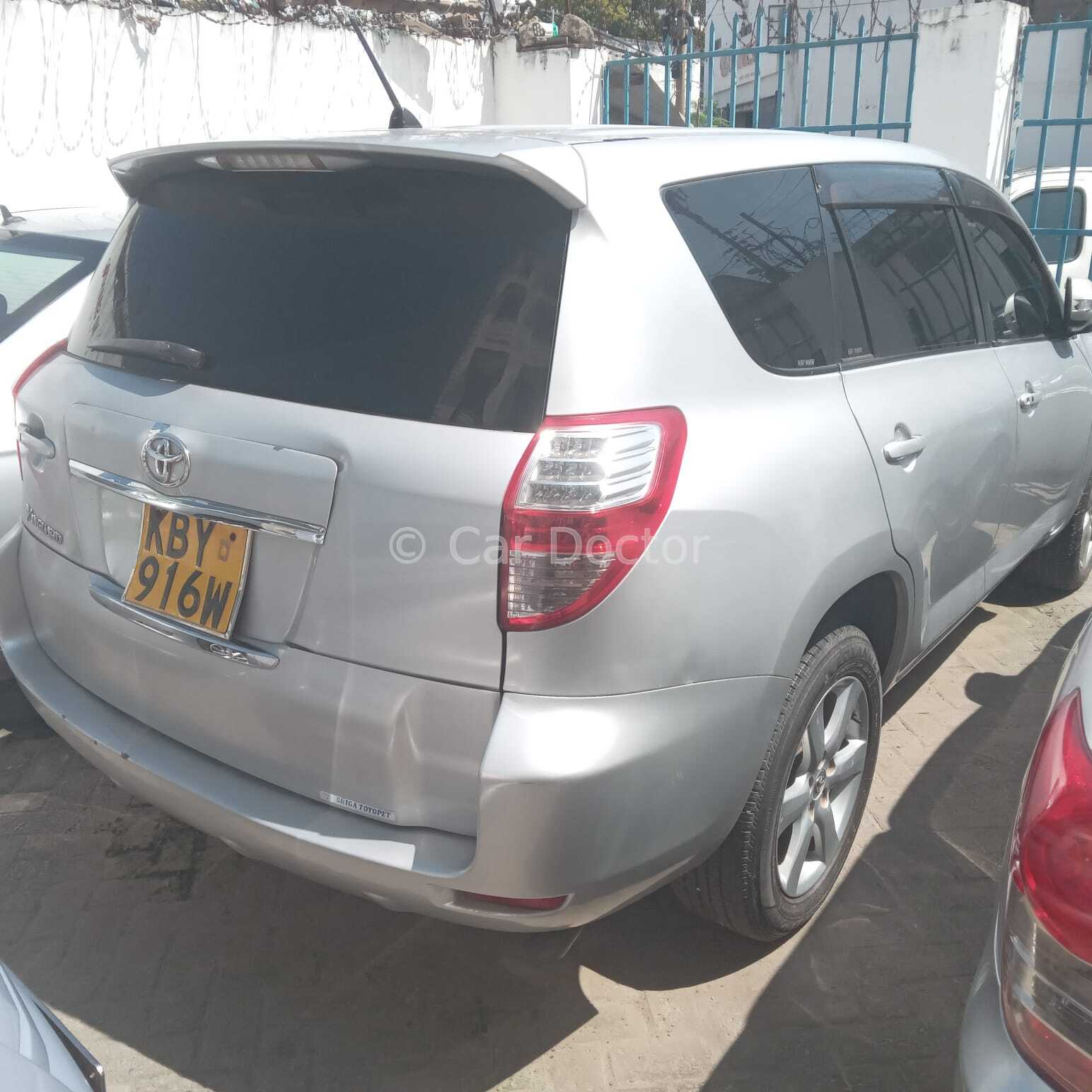 Toyota vanguard silver.. leather seats