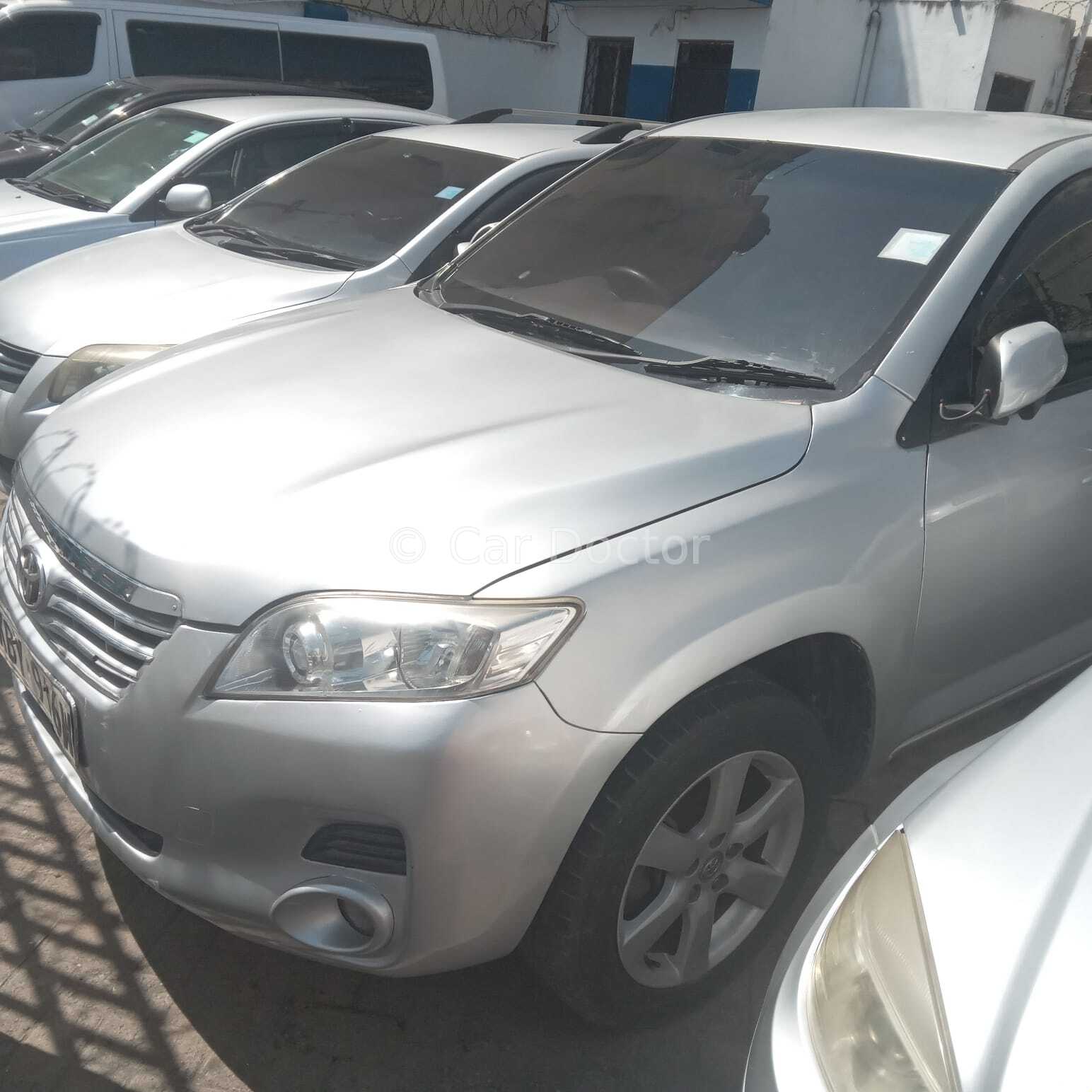 Toyota vanguard silver.. leather seats